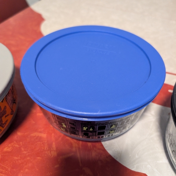 Pyrex Halloween bowls - Picture 4 of 9